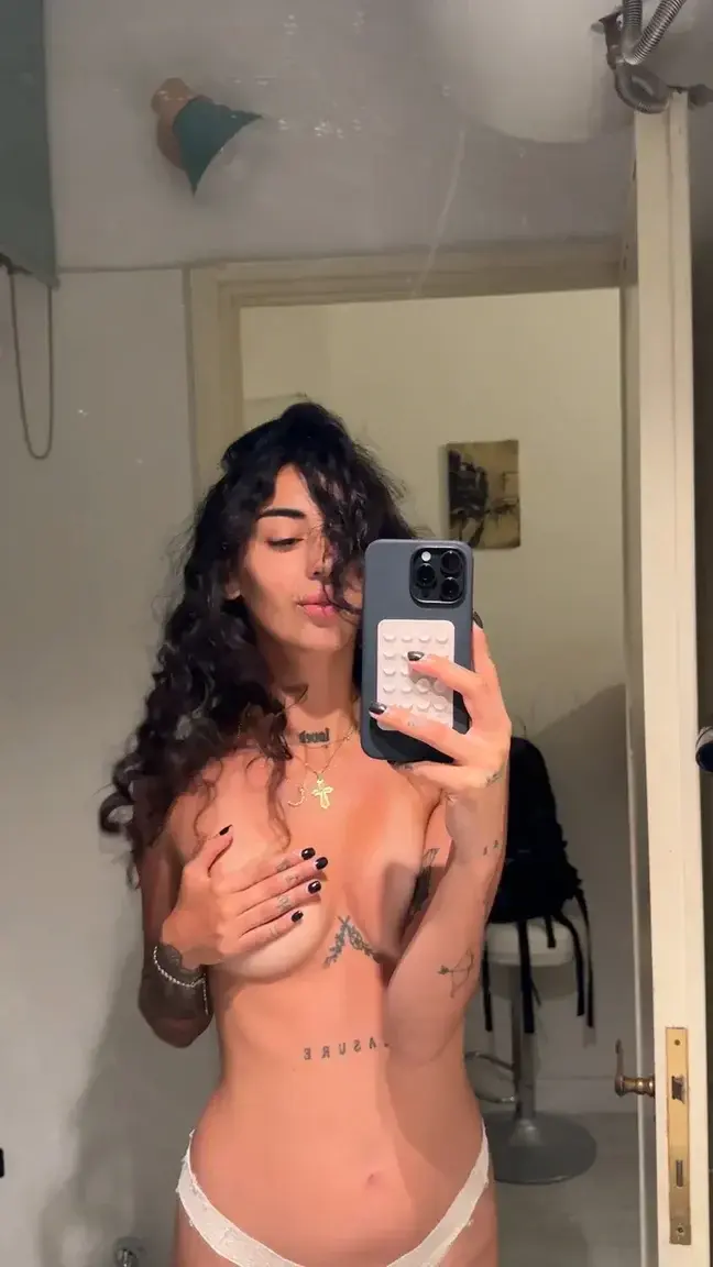 Leak & nude MYM — lapetitepili : « 🎁 Abo GRATUIT À VIE +1 vidéo gratuite 🎁Heyyy ! 🌸 Suis-moi pour découvrir mon côté caché :) Si tu t’abonne t’aura une vidéo de moi gratuitement en privé 🙈 » (MYM)