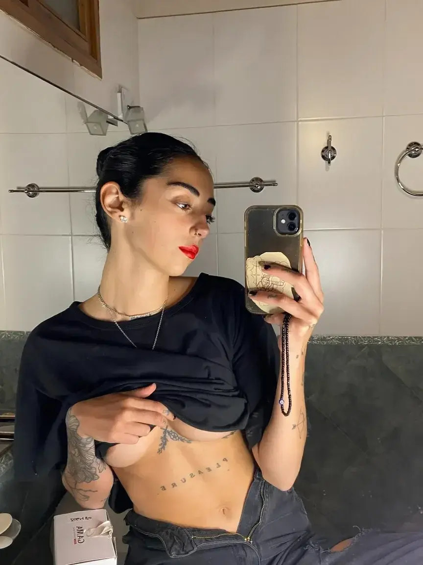 Leak & nude MYM — lapetitepili : « 🎁 Abo GRATUIT À VIE +1 vidéo gratuite 🎁Heyyy ! 🌸 Suis-moi pour découvrir mon côté caché :) Si tu t’abonne t’aura une vidéo de moi gratuitement en privé 🙈 » (MYM)