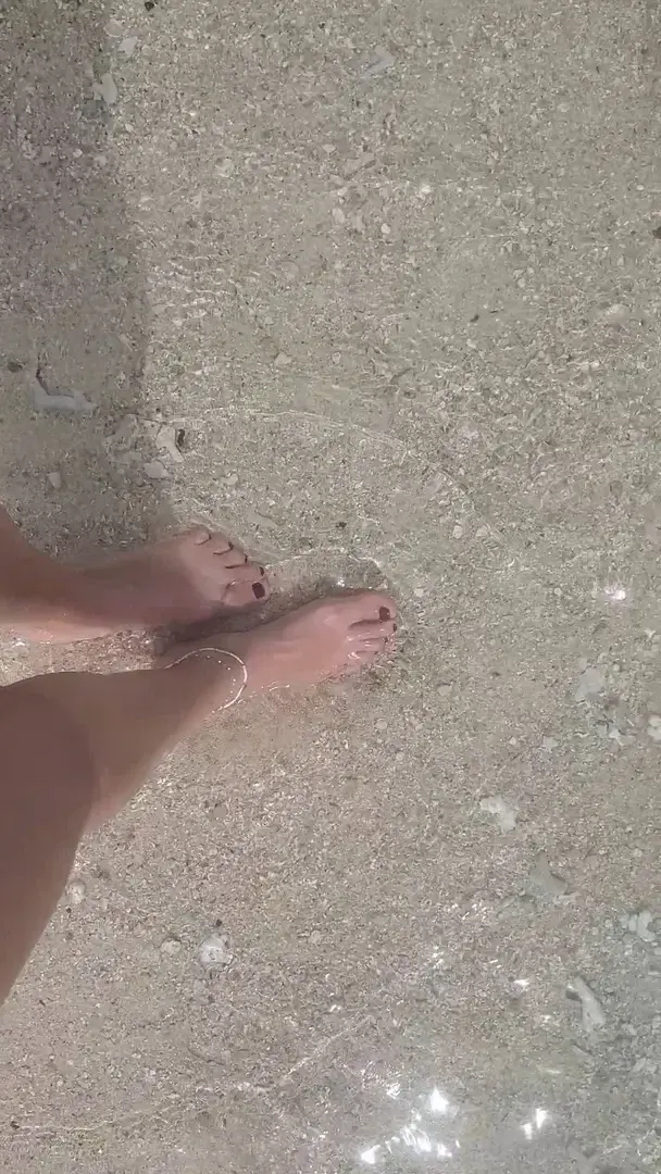 Leak & nude 4 — Footonthebeach