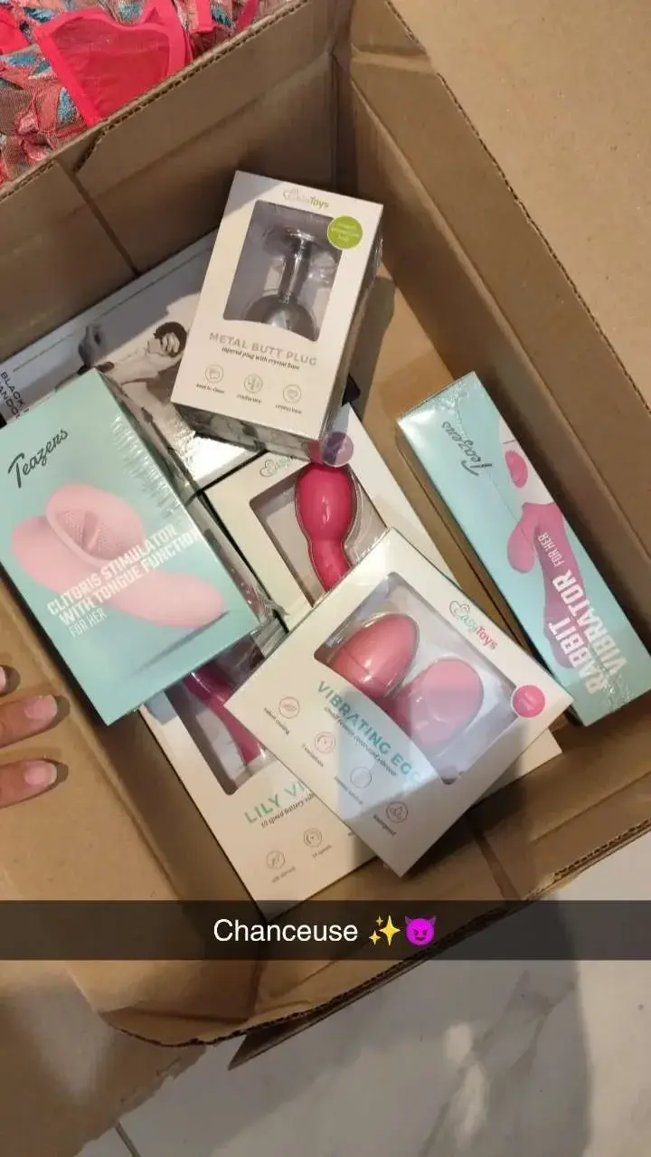 Leak & nude MYM — Milf-sexy-lingerie : « Gros gros gros merci à mon abonné pour tous ces cadeaux! » (MYM)