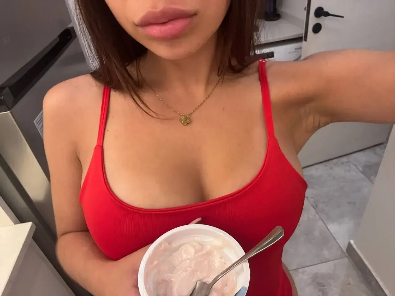 Si tu aimes les filles naturelles et calmes, tu vas te sentir bien ici 🌸 Abonnement gratuit, photos/vidéos gratuites, et des messages tout doux si tu viens me parler 💋