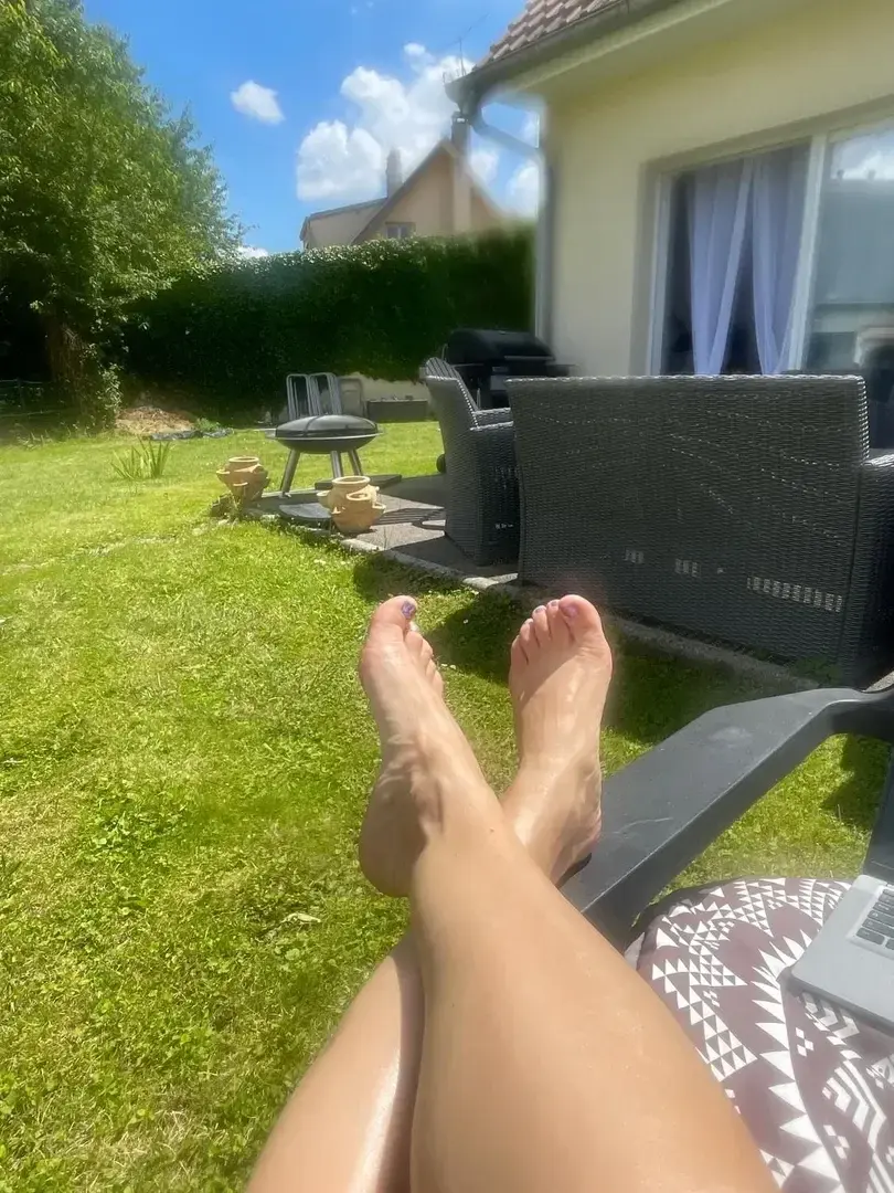 Leak & nude 2 — Accroauxchaussuresplusparticulierementauxtalons