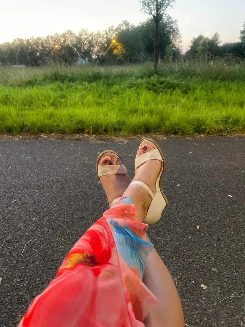 Leak & nude 4 — Accroauxchaussuresplusparticulierementauxtalons