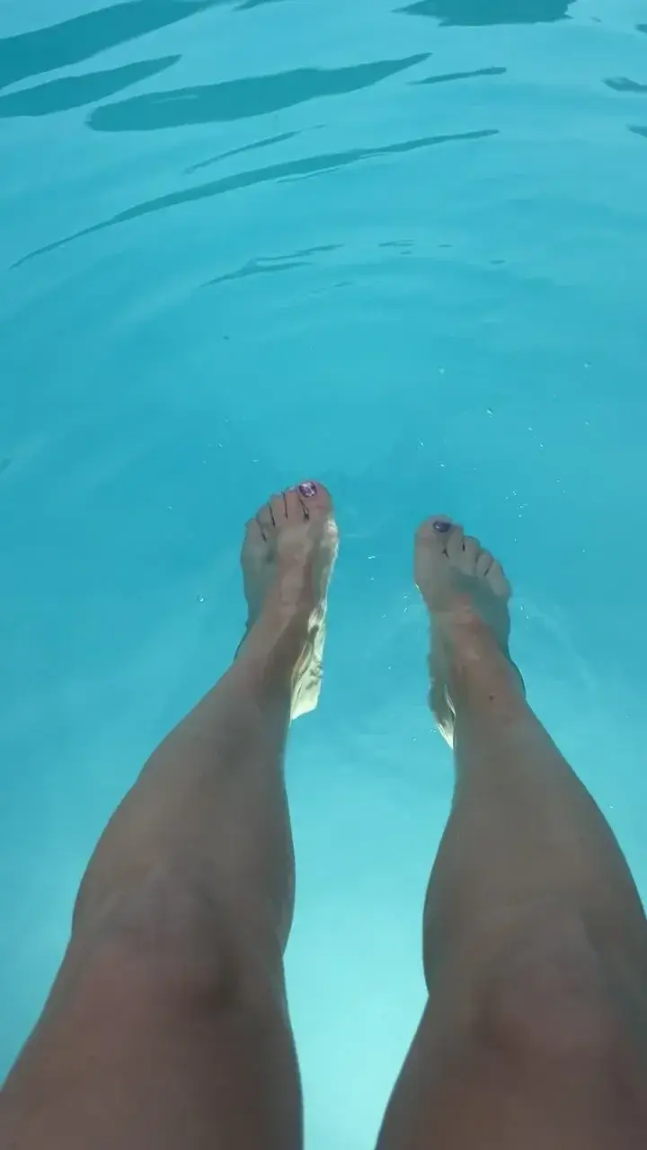 Leak & nude 6 — Accroauxchaussuresplusparticulierementauxtalons