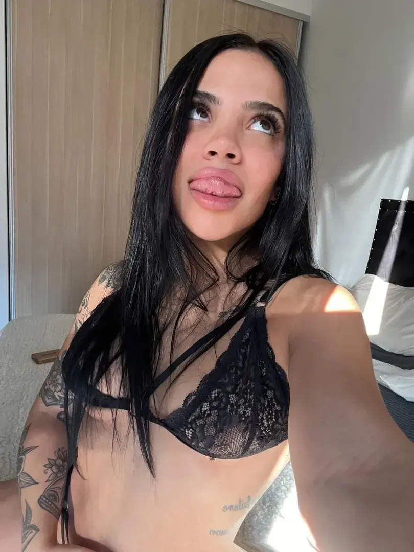 Je mords pas… sauf si tu me le demandes 😋En lingerie, langue tirée… tu veux la suite ? 👉#BruneLatine #Lingerie