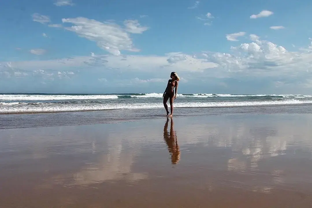 Jouer avec le reflet du sable mouillé !