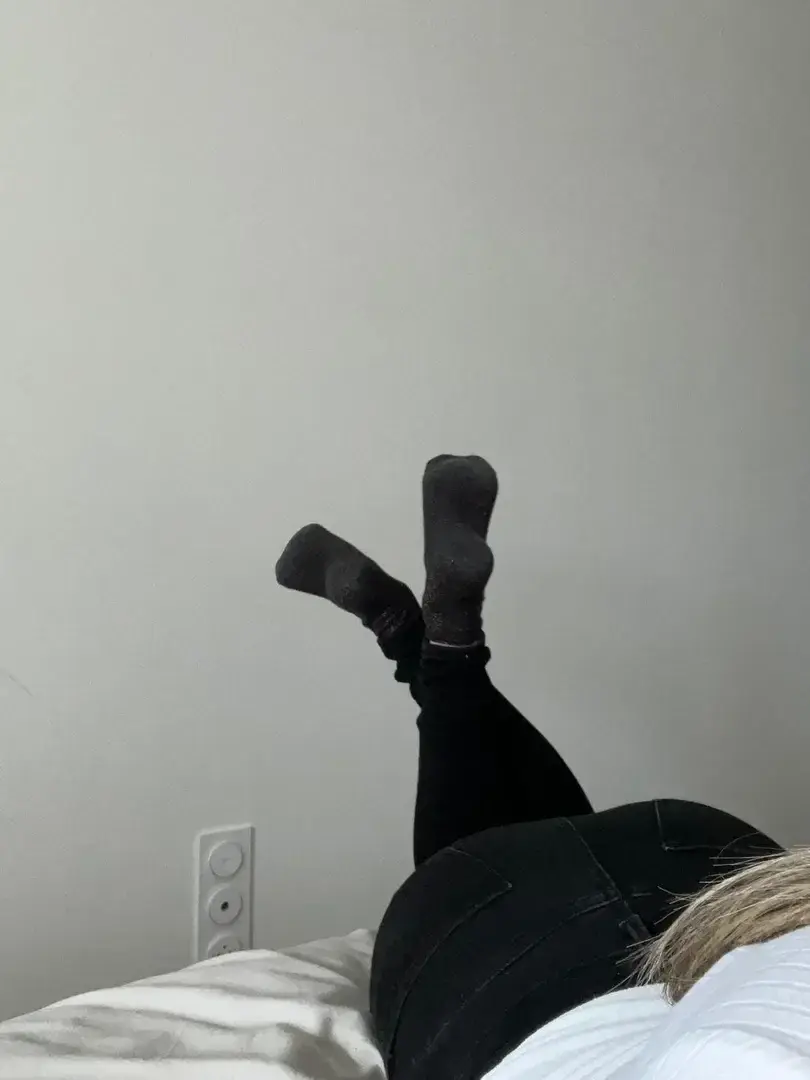Leak & nude 3 — Rosie_pied-nue