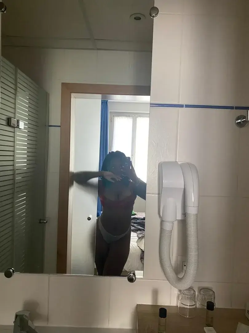 Leak & nude 1 — Hot_chocolate_