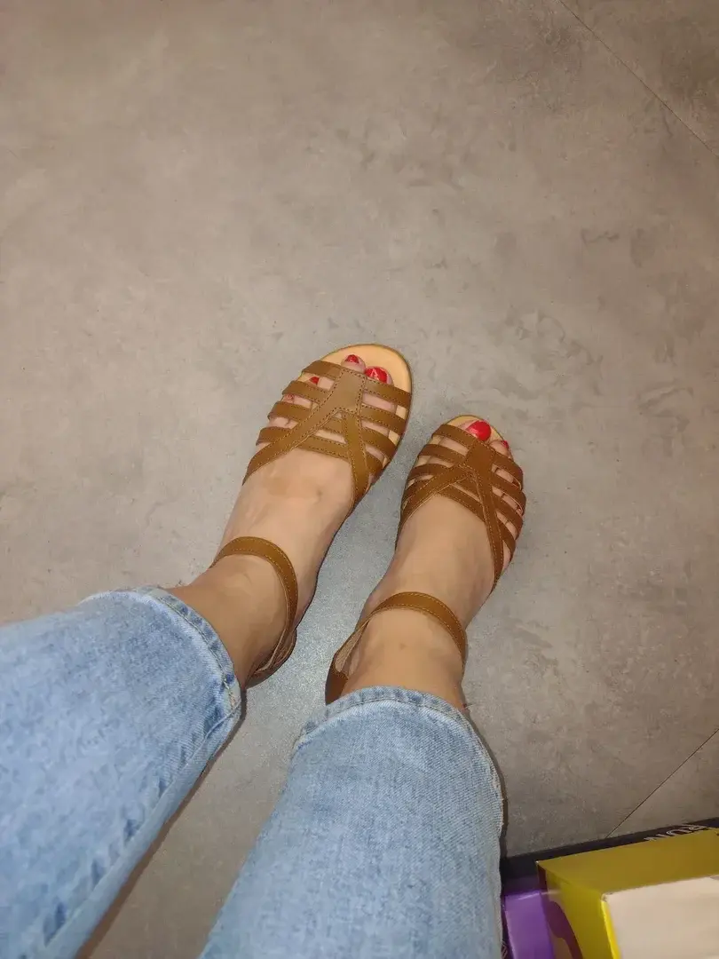en plein essayage de chaussures, je cherche une paire ou on peut marcher en se promenant et porter avec une robe blanche