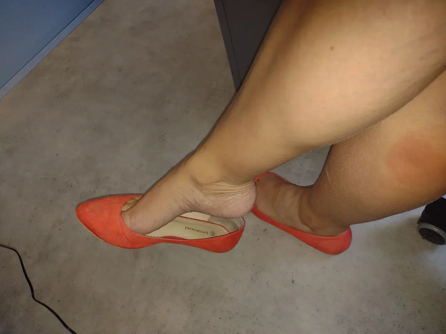 Mes pieds et jambes sous le bureau .. la journée est longue, je m'ennuie, dernières semaines avant de changer de travail !