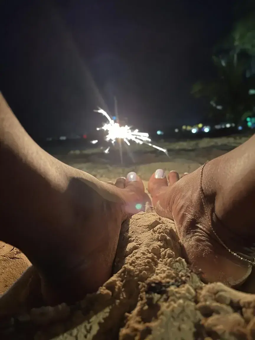 ✨ Une étincelle pour 2025.Les vagues murmurent, la nuit éclaire doucement, et une étincelle illumine les promesses de cette nouvelle année. Que 2025 soit remplie de lumière, de liberté et d’instants partagés. Bonne année à tous ! 🦶✨🥃#HappyNewYear2025 #FeetArt #ArtisticFeet #NewYearMagic #CheersTo2025 #FeetAndFreedom #RhumAndWaves #FootAesthetics #SparklingMoments #FreshBeginnings