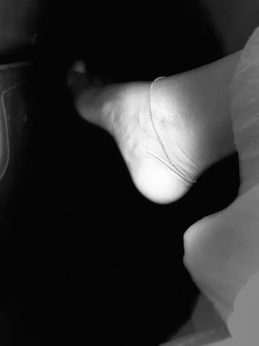✨ L’élégance en mouvement.
Un pied, une ombre, une route qui attend. En noir et blanc, chaque détail devient une histoire, chaque instant une pause intemporelle. 🦶🖤🤍#FeetArt #BlackAndWhiteVibes #ArtisticFeet #MinimalElegance #FootAesthetics #TimelessMoments #FeetAndTravel #MonochromeJourney #SimpleBeauty #OnTheRoad