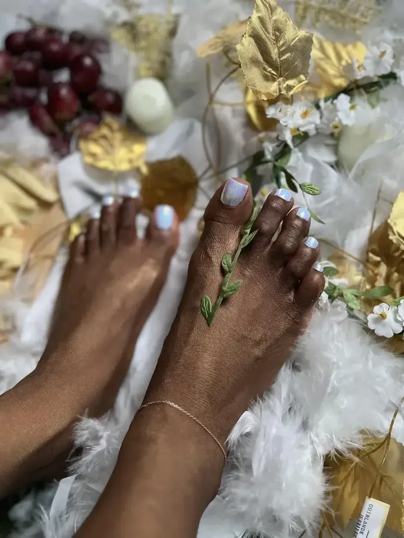✨ L’empreinte de la déesse.Deux pieds dorés, au cœur d’un banquet céleste. Chaque reflet, chaque détail, respire l’élégance et l’opulence. Une invitation à savourer l’instant divin. 🦶✨🍇🍷#LApéroDesDieux #FeetArt #GoldenGoddess #ArtisticFeet #DivineAesthetics #LuxuryVibes #FeetAndFeast #GoldenMoments #OpulentElegance #VoluptuousAesthetics