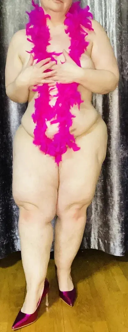 Leak & nude MYM — Jenny32hot : « Et oui, je suis complètement nue ! Abonne-toi si tu veux voir les autres photos où je m’amuse à te montrer mon corps avec ce boa rose » (MYM)