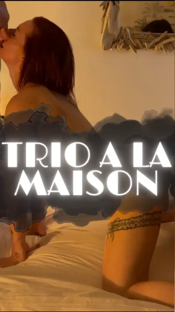 Un trio à la maison ! Deux queues bien dure + Une milf accro à la bite = Un trio de 35 minutes !J'étais enivrée par le désir ! Les sentir me baiser la bouche, me pénétrer .. Quelle plaisir. Mes gémissements, cette mouille, ce sperme..Ca faisait flop flop ! Bien au fonds, comme j'aime, comme je le voulais.Quel plaisir de souiller ce lit !Le film est disponible et gratuit pour mes abonnés !Je suis sûre que tu vas adorer me voir me faire défoncer !