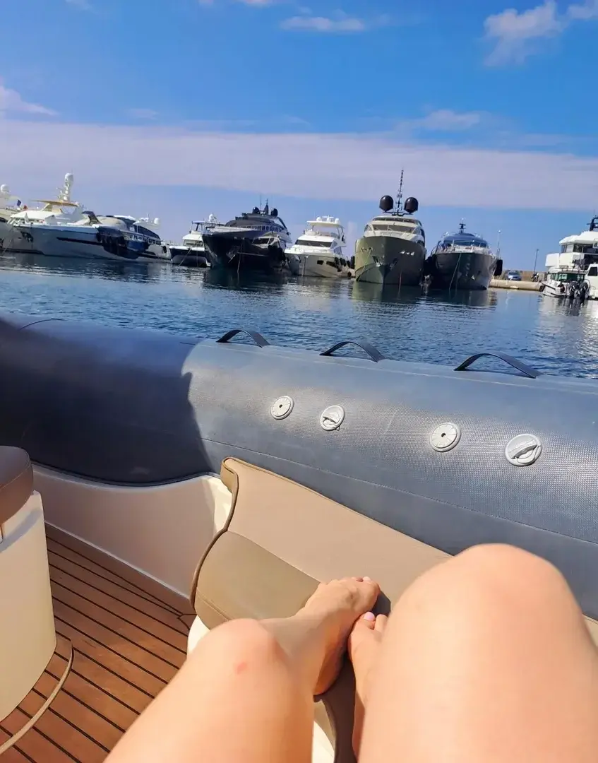 Comme une envie d'été, de naviguer.... et de faire bronzer ces petits pieds !#enbalade #pied #bateau #mer #vernis #jambes #maillot #feet #foot #chaleur