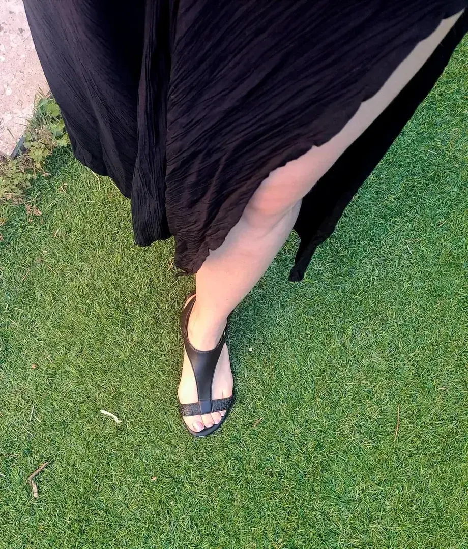 Ca y est l'éte est là 🌞🕶Il est temps de sortir les gambettes et les chaussures ouvertes.#vernis #pieds #pied #chaussures #sandales #jambes #robe #fente #piedsnus #foot #feet #toeslover #feetlover #piedsfrance #feetoftheday #cutefeet #feetmodels #feetpic #feetadict #outfeetoftheday