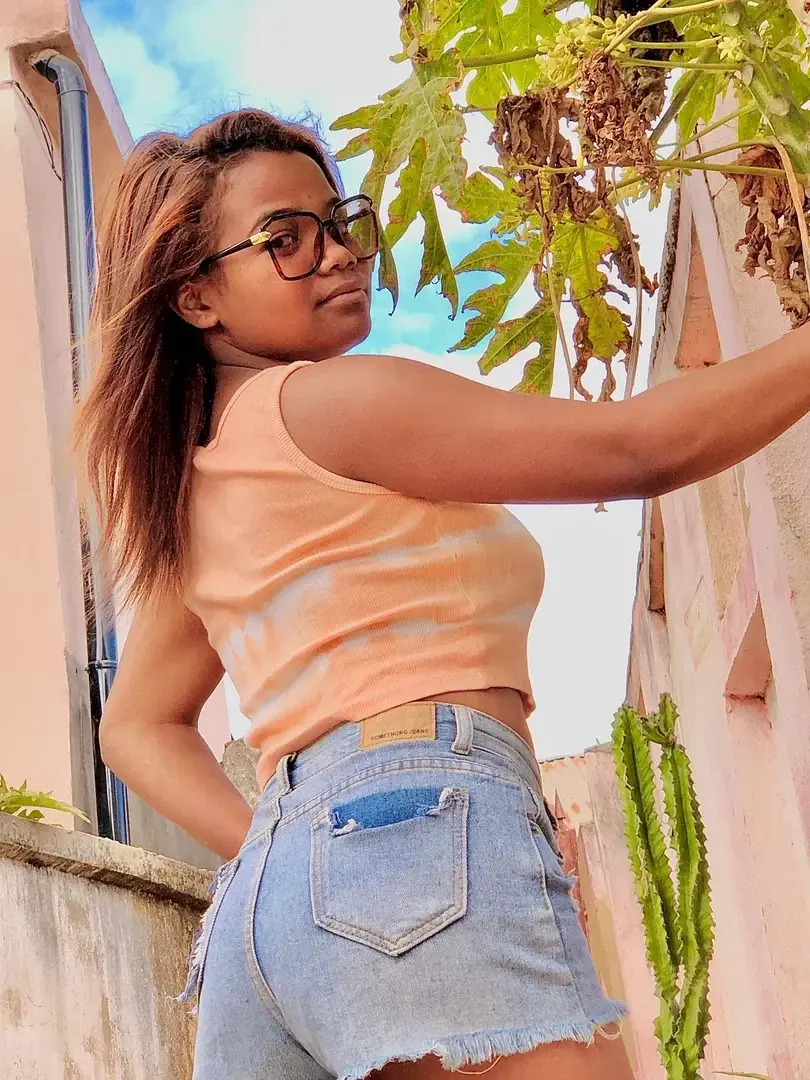 Parle-moi de tes fantasmes🔥🍑.... On va les explorer ensemblePS: Ne fouille pas dans mes medias et videos si tu es puceau 🍑💋