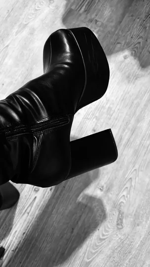 Leak & nude MYM — Paule_position : « Appelle-moi Maitresse et nettoie-moi ça avec ta langue. #domina » (MYM)