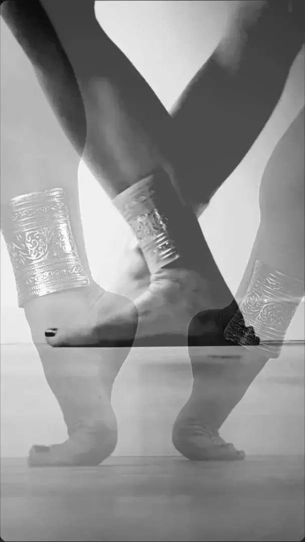 La beauté féminine est, en vérité, un mystère : un équilibre fragile entre ce qui se montre et ce qui se devine, entre l’éclat et le silence. Elle est une énergie vivante qui traverse le temps, un chant sacré inscrit dans le corps, l’esprit et le cœur.Ses attributs ne se réduisent pas aux formes ou aux gestes ; ils se déploient dans la douceur de son regard, dans la puissance de sa présence, dans le rythme secret de ses pas. Chaque mouvement est porteur d’un langage silencieux, chaque sourire contient une promesse d’apaisement ou d’élan.Elle incarne une harmonie entre le corps et l’âme, entre le visible et l’invisible. Sa vibration devient alors une mélodie subtile qui résonne avec ceux qui l’approchent, une musique intérieure qui invite à l’admiration, au respect et à la célébration.
