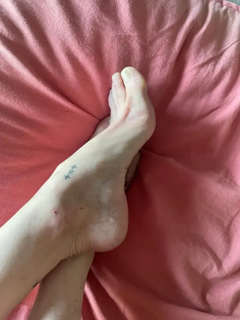 Leak & nude 1 — les_pieds_que_tu_veux