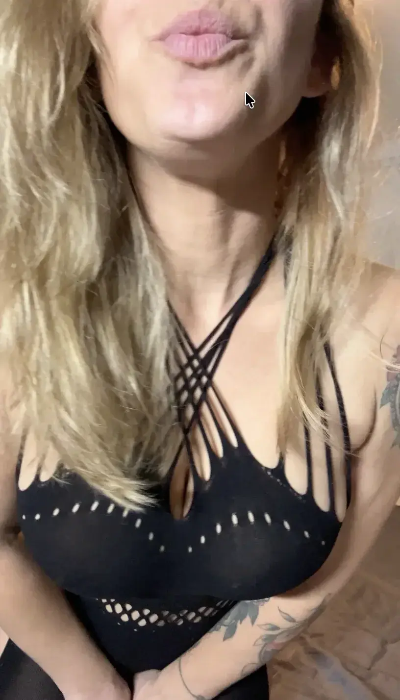 Leak & nude MYM — Lizadelsierra : « 🎁ABO à 0€🎁 ! Tu peux tout m'arracher et bouffer mes seins ? 🤤 » (MYM)