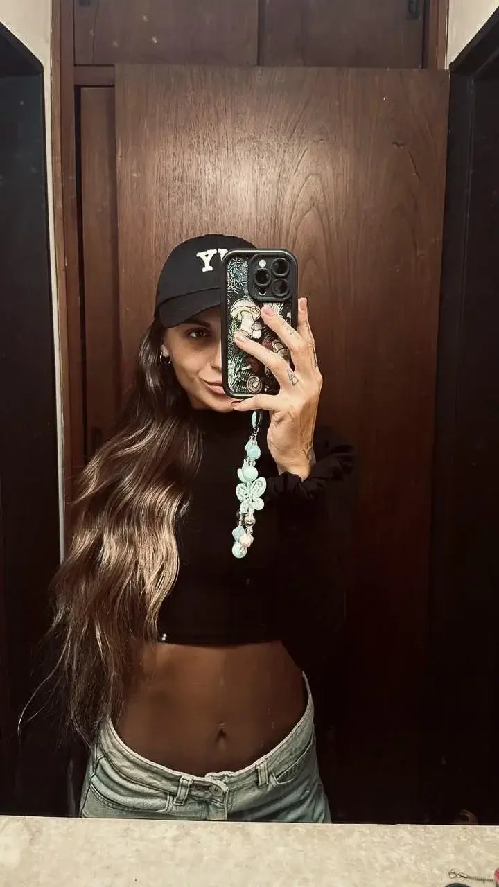 Leak & nude MYM — Emilie_rochefort : « Un petit selfie miroir avant de sortir, tu valides le look ? 🫣Tenue prête, sourire coquin, je sens que cette journée nous réserve de jolies surprises… 😏Tu viens avec moi ? J'attends ton petit mot en commentaire ! 😇💝 » (MYM)