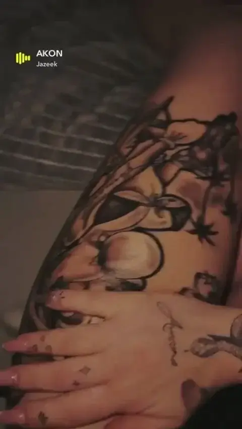 Leak & nude MYM — Badgiirl27 : « Tattoo beim eincremen 🥰 » (MYM)