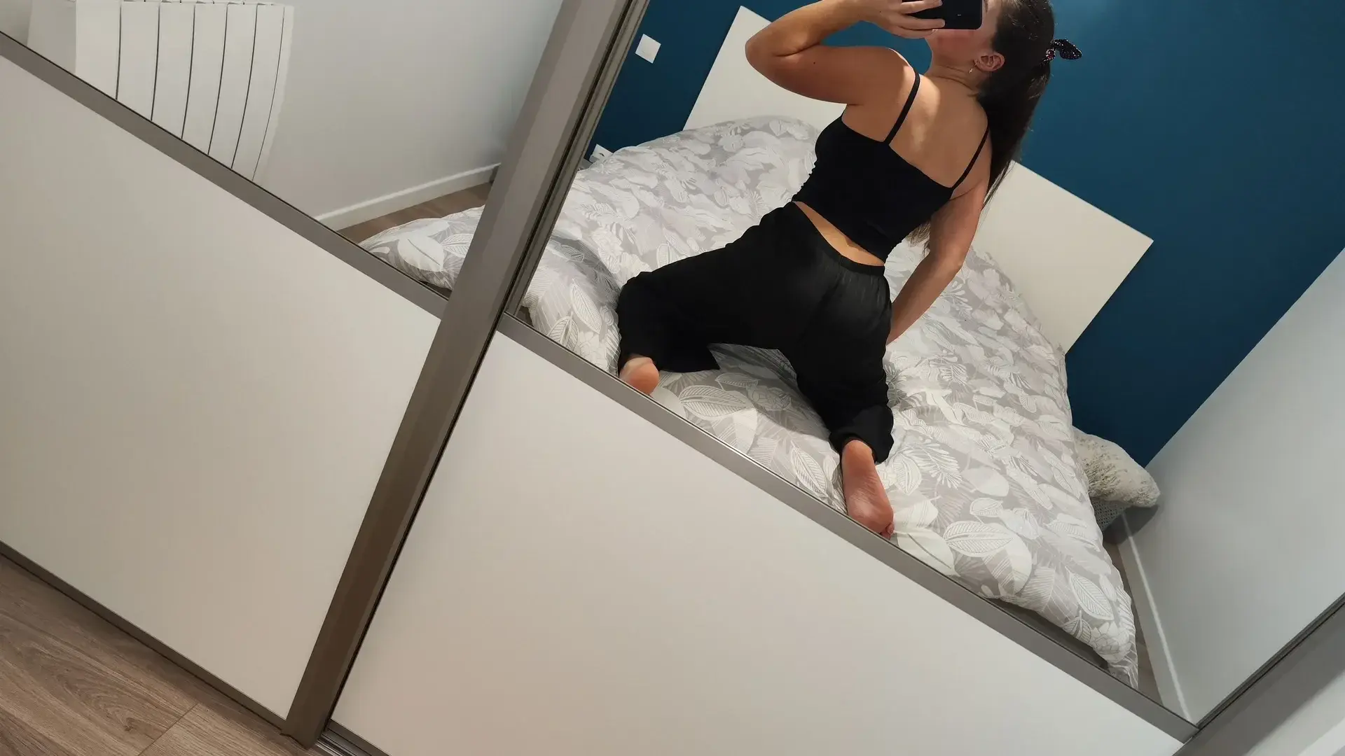 Leak & nude MYM — Littlebabybitch : « Ça serais sympa dans ce lit, devant ce miroir non ? 🫣 » (MYM)