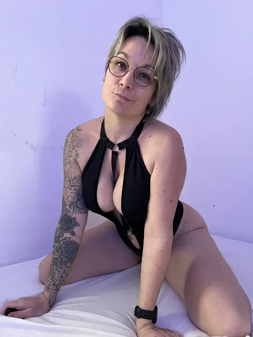 Leak public de Marine_x — « Mes lèvres te lancent un défi coquin 💋😈❤️#DefiCoquin #HotGirl #Tattoo #CamgirlAbonne-toi gratuitement et relève-le ! » (nude) sur MYM