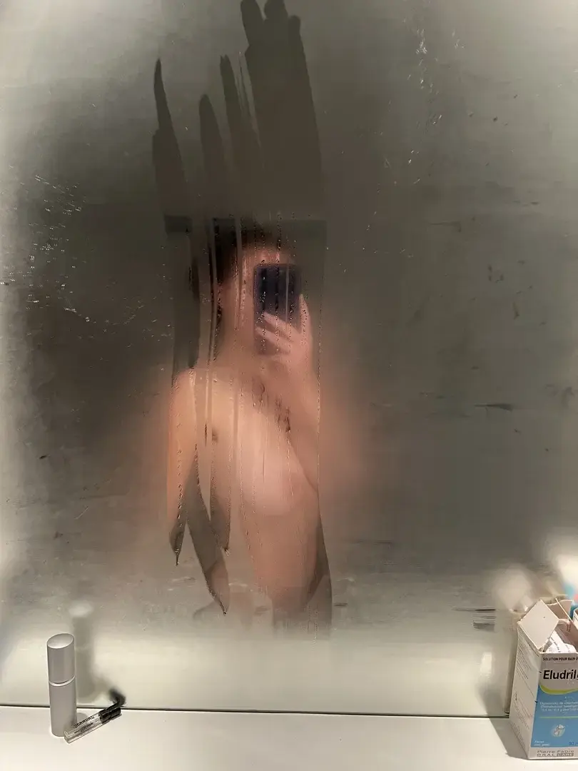 Leak & nude MYM — sobigboobs : « J’espère que la buée n’en cache pas trop😏Après si tu veux en voir plus viens en privé 🙈 » (MYM)