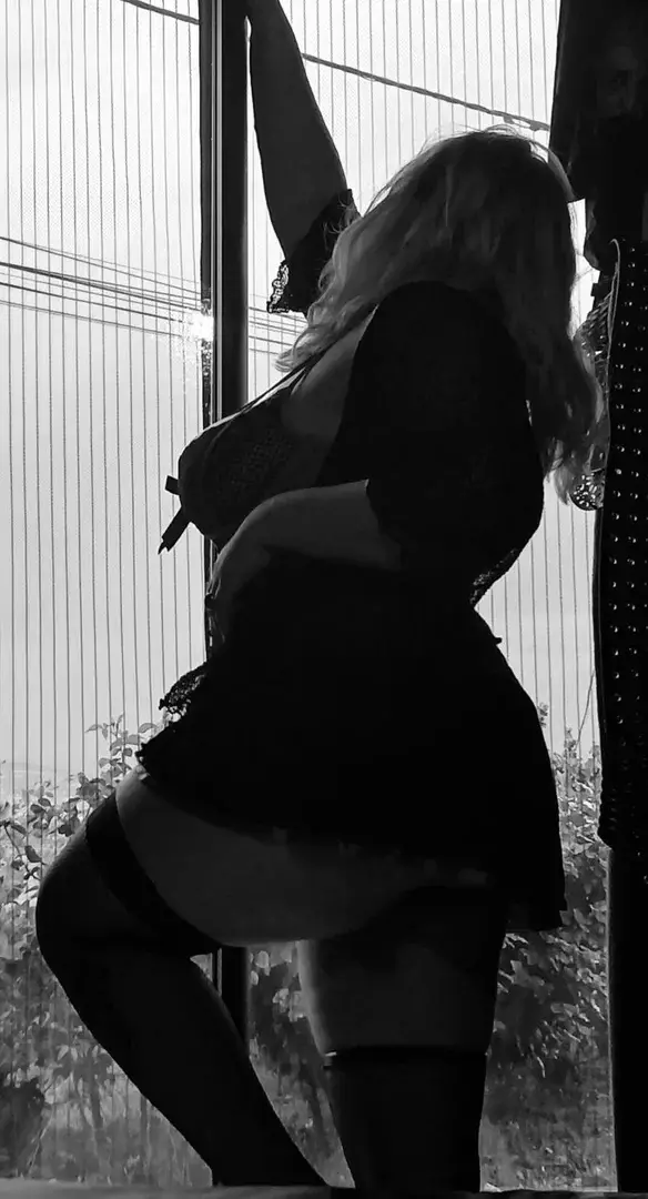 Leak & nude MYM — tiabeanie : « je me sent un peu trop habiller la,je devrais peut être en enlever un peu,ça te dit de voir ? ;) » (MYM)