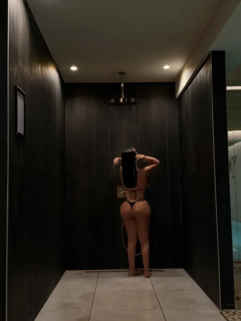 Leak & nude MYM — _nx : « Me faire mater sous la douche est un vrai plaisir … » (MYM)