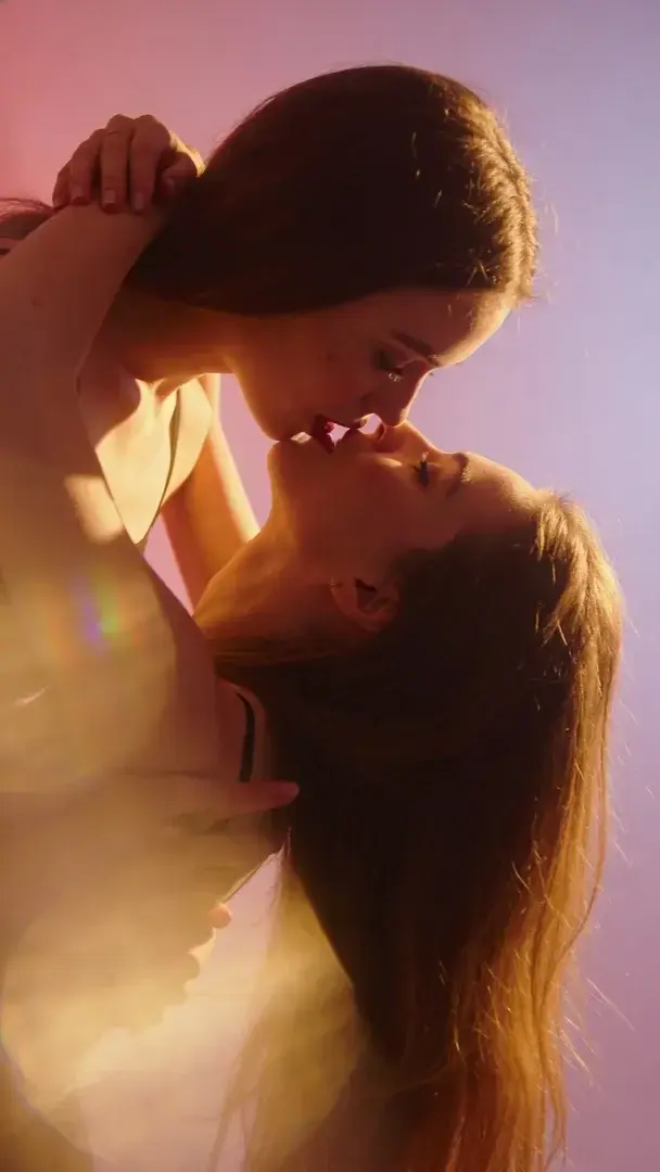 Leak & nude 13 — Kissinggirls