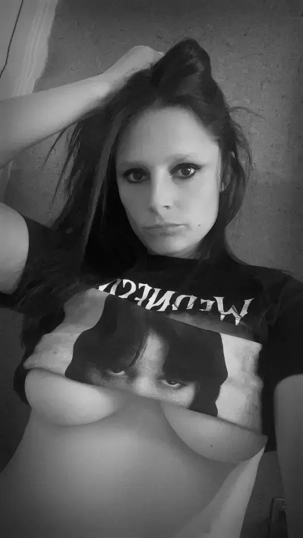 Ombres et tentationsUn jeu d’ombres, un t-shirt à demi levé… Le mystère se glisse entre les lignes et le regard s’accroche au détail. En noir et blanc, chaque courbe devient une promesse, chaque nuance une invitation…