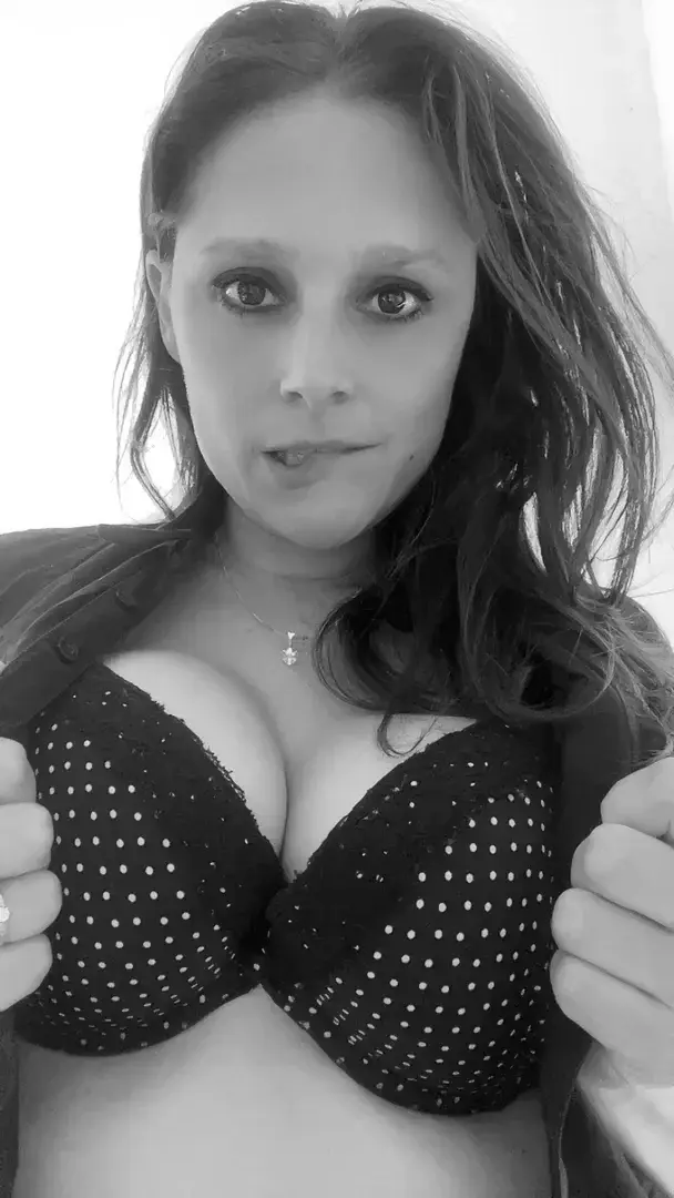 Mes lèvres parlent déjà sans un mot… Mon soutien-gorge retient le secret, mais pour combien de temps?