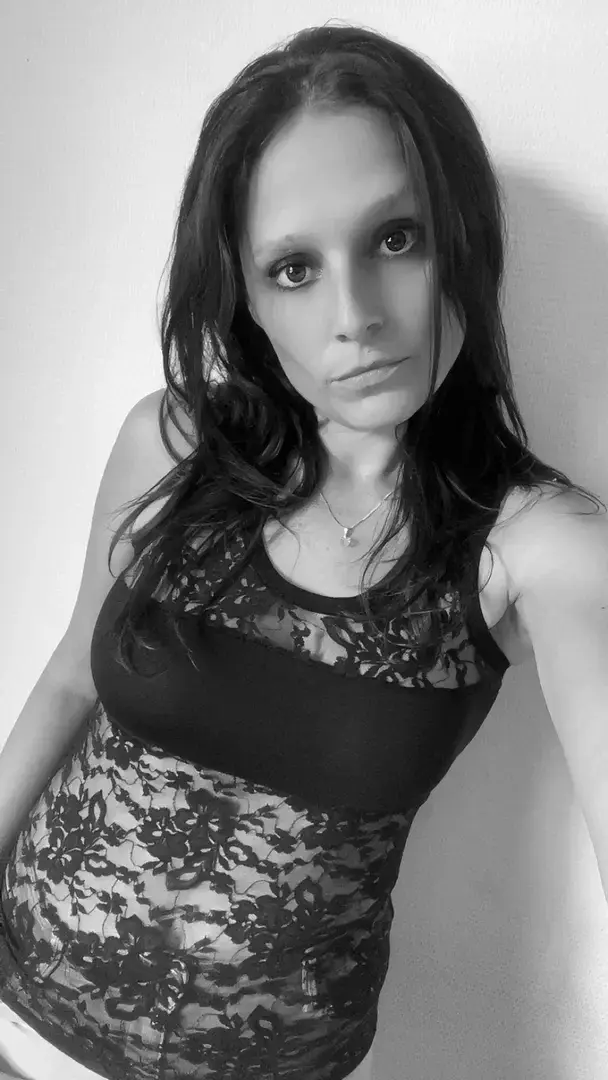 Un bandeau pour cacher, de la dentelle pour révéler. Tout est là, juste assez…