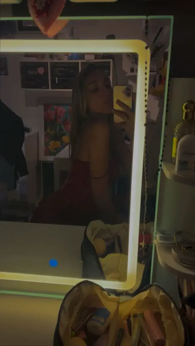 MYM Gratuit - Abonne toi pour kiffer 🤭🎁👇Ma nouvelle vidéo sexy t'attend 🥰Et likes mes derniers post pour en voir + encore🥵