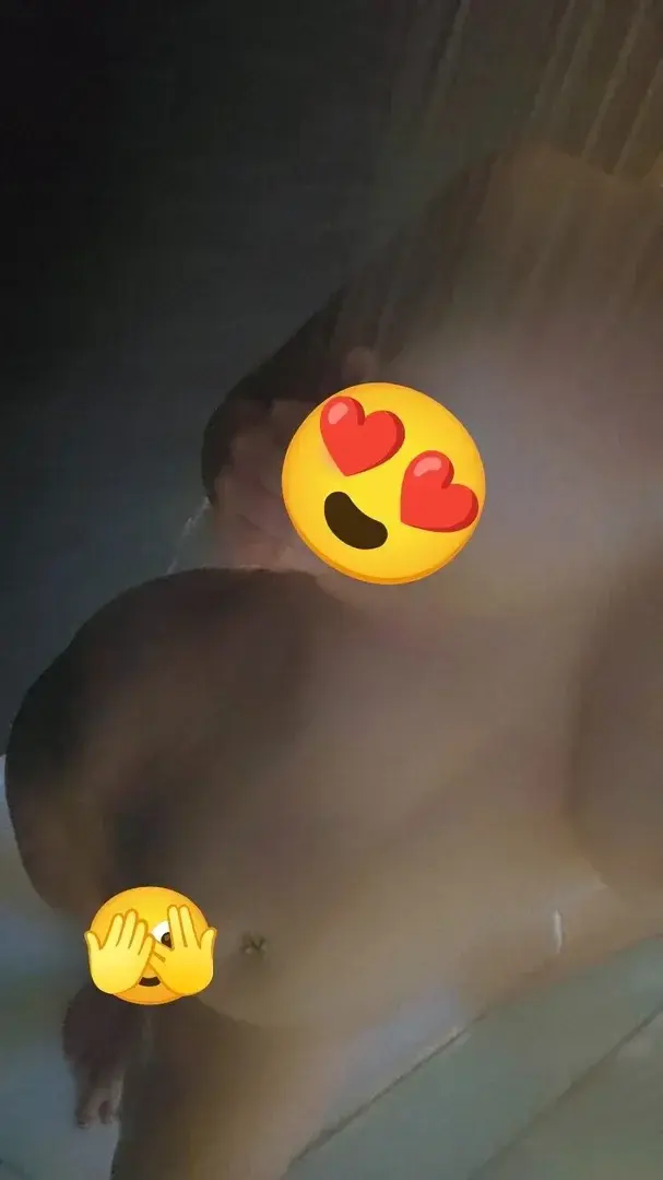 Leak & nude MYM — Rousse_sexy : « La vue te plaît ? Tu en veux plus ? Viens en privé 🫣😋🥵 » (MYM)