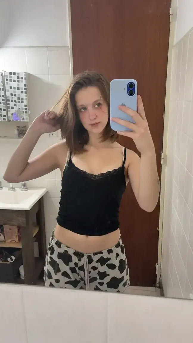 Si tu réponds à ce message j'ai mis un truc qui t'envoie une photo automatiquement 🤭