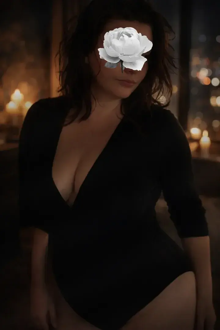 Leak & nude MYM — Lunavelvet_666 : « Cette photo n’est qu’un aperçu.Un instant suspendu, une chaleur qui monte doucement…Ce que je ne montre pas ici se vit ailleurs.💋🌙👉 Contenu exclusif réservé à ceux qui osent aller plus loin. » (MYM)