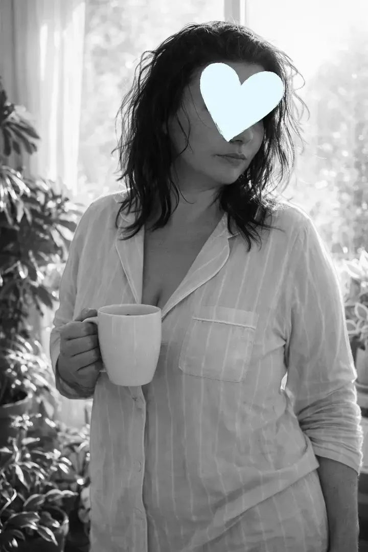 Leak & nude MYM — Lunavelvet_666 : « Le matin me rend plus vraie…Pas encore apprêtée, juste réveillée,la lumière qui révèle sans trop montrer.Un instant doux, rien que pour vous ☕🌿💌 Contenu exclusif à découvrir… » (MYM)