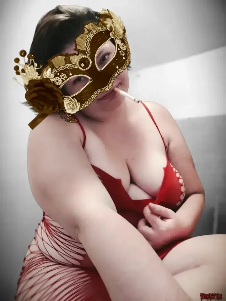 Leak & nude MYM — Lunavelvet_666 : « Ce soir, je joue avec le mystère…Un masque, une tenue qui épouse les courbes,et ce regard qui ne demande rienmais suggère tout.À découvrir loin des regards 💌✨ » (MYM)