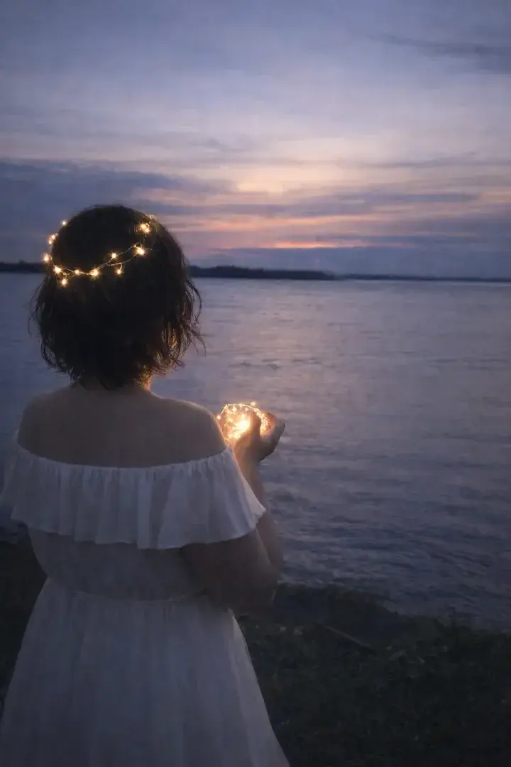 Leak & nude MYM — Lunavelvet_666 : « Quand le monde ralentit,je me retrouve ici…Entre lumière douce et murmures de l’eau.Luna Velvet continue en privé 🔒🌊 » (MYM)