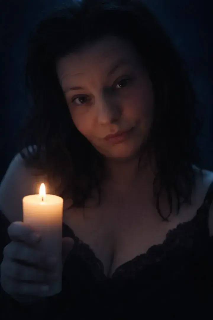 Leak & nude MYM — Lunavelvet_666 : « Ce soir, j’allume une bougie…et j’éteins le reste du monde.Un moment lent, intime, réservé à ceux qui savent regarder dans l’ombre 🕯️🌙 Luna Velvet » (MYM)