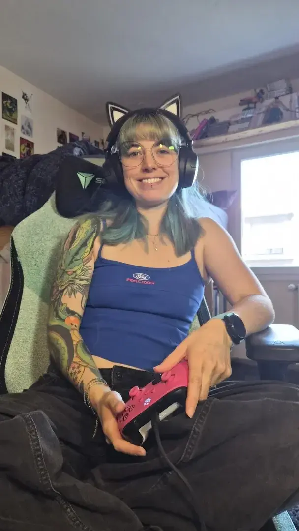 Leak & nude MYM — lovilyn24_mym : « Good morning 🥰 (gaming mode live on twitch, but you only get the naked one 😎😎 ) » (MYM)