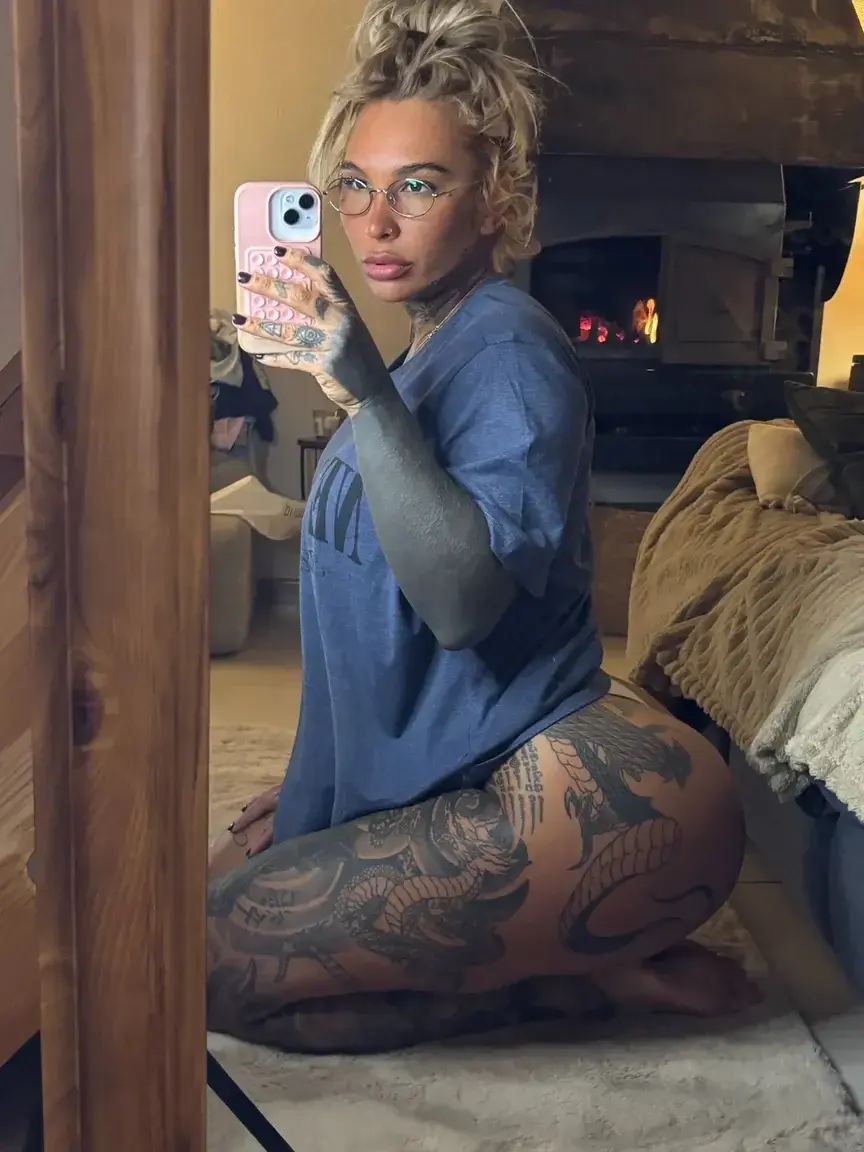 Si t'aimes les blondes tatouées avec des grosses fesses et des gros seins alors mon abonnement est gratuit pour toi 😋