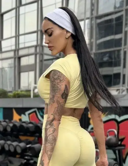 Leak & nude MYM — sophiafitness : « Salut moi c'est Sophia, abonne toi vite ce matin GRATUITEMENT et sans code, et découvre moi » (MYM)