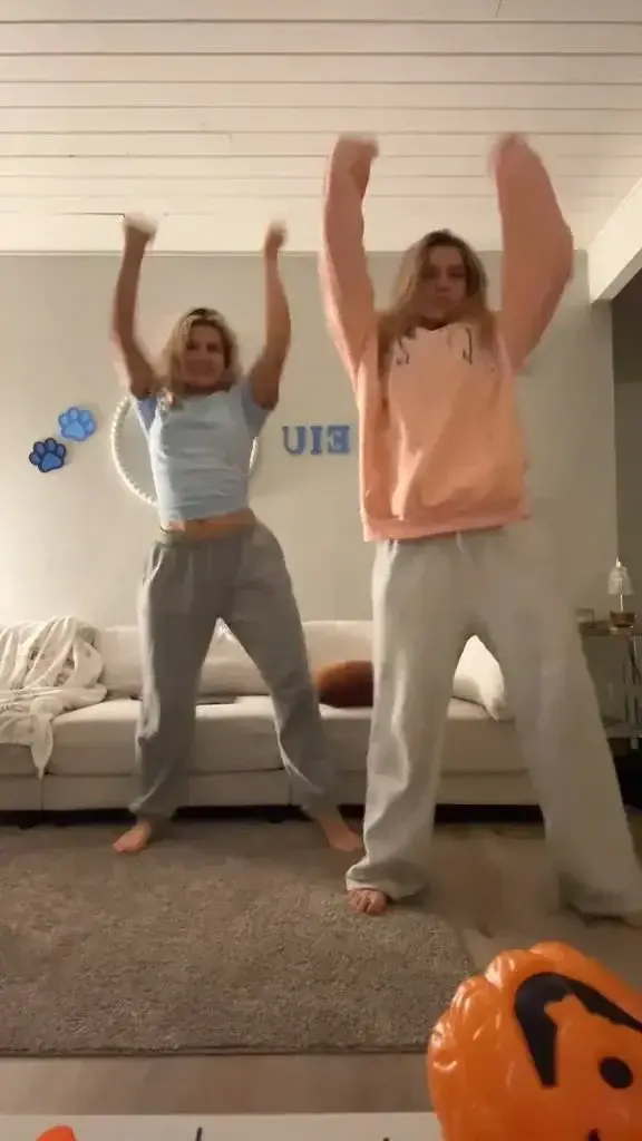 Leak & nude MYM — elisetwins : « Petite danse du samedi matin » (MYM)