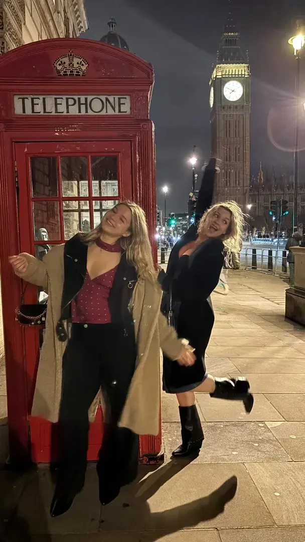 Leak & nude MYM — elisetwins : « Petit souvenir de Londres #SaintValentinMYM » (MYM)